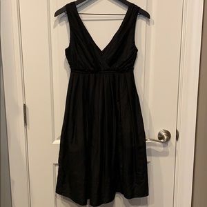 V-neck dress with pockets